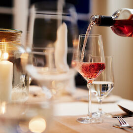 Wein ins Glas in Restaurant Zingst - Nautica
