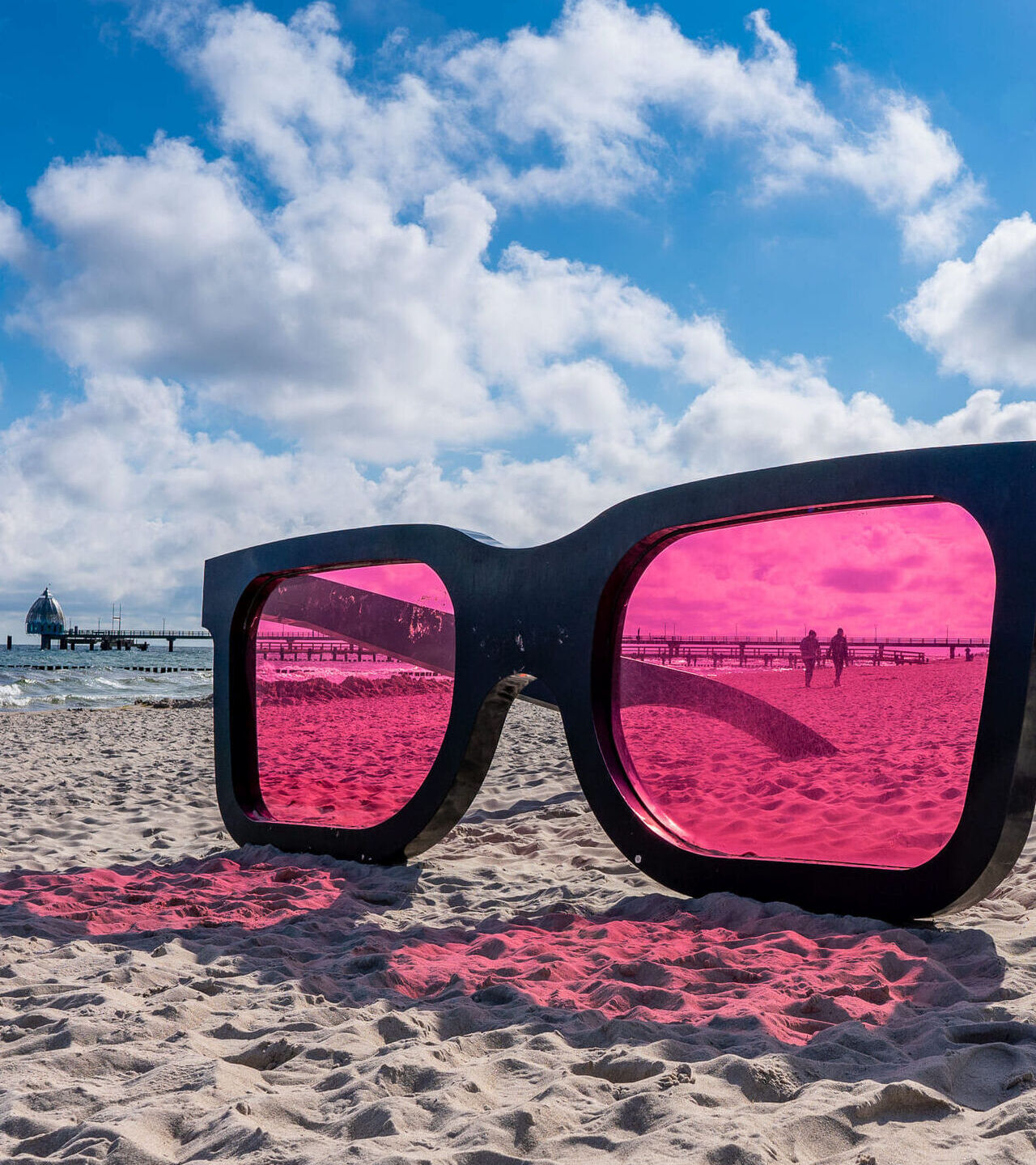 Große Modellsonnenbrille an Ostsee Strand