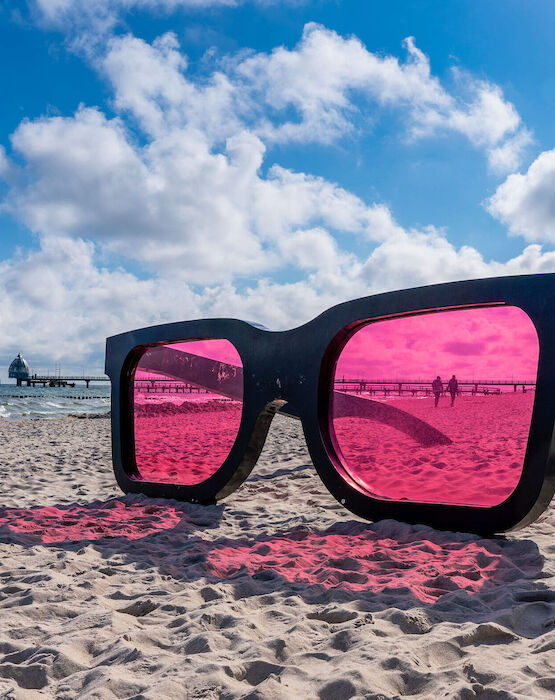 Große Modellsonnenbrille an Ostsee Strand