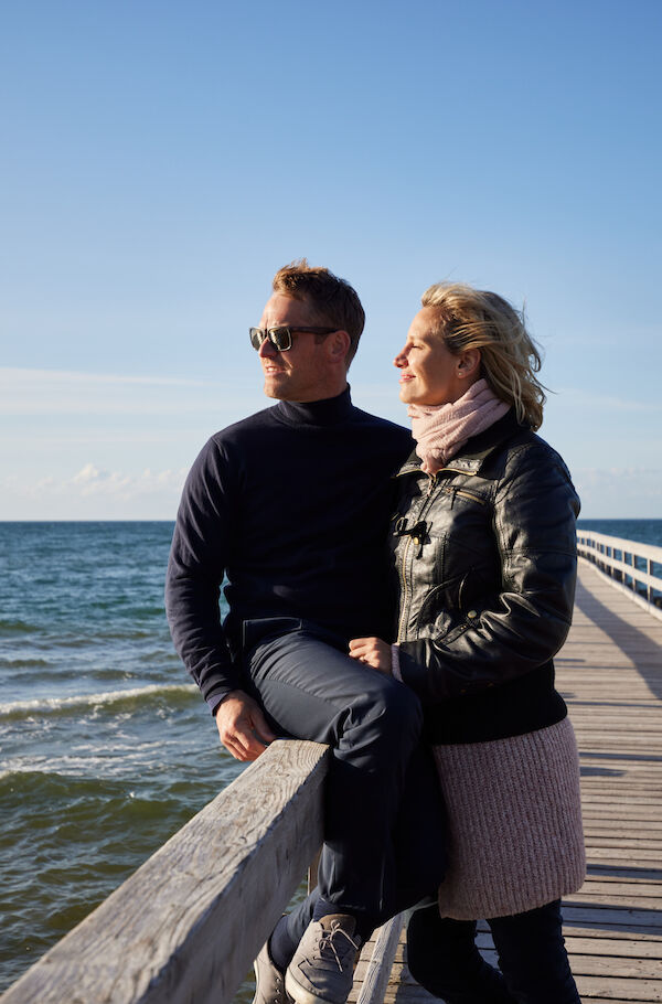 Paar auf Stegbrücke - Ostsee Kurzurlaub